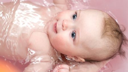 Bebeklerin İlk Banyosu Nasıl Yaptırılmalı